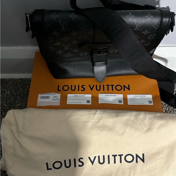 Black and grey Louis Vuitton unisex messenger bag - Picture 2 of 3